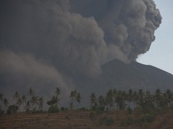 Status Awas Gunung Agung: Dentuman dan Getaran Terasa Sampai 12 Km