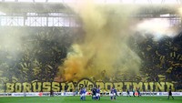 Seperti biasa, duel di antara dua klub rival di lembah Ruhr itu berjalan panas. Simak saja sambutan fans Dortmund terhadap Schalke yang datang bertamu. (Foto: Wolfgang Rattay/REUTERS)