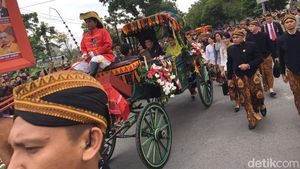 Momen Jokowi-Iriana Naik Kereta Kencana di Kirab Kahiyang-Bobby