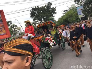 Momen Jokowi-Iriana Naik Kereta Kencana di Kirab Kahiyang-Bobby Momen Jokowi-Iriana Naik Kereta Kencana di Kirab Kahiyang-Bobby
