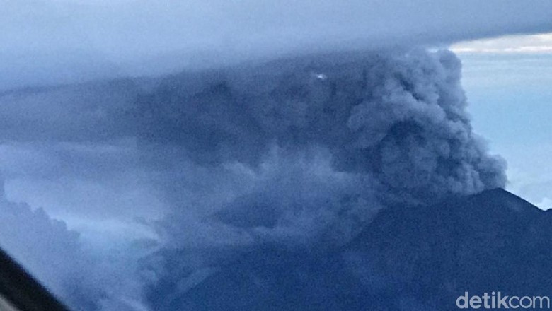 2 Ribuan Calon Penumpang Batal Terbang Akibat Erupsi Gunung Agung