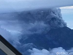 2 Ribuan Calon Penumpang Batal Terbang Akibat Erupsi Gunung Agung