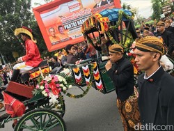 Di Medan, Paspampres Tetap Berbeskap saat Kawal Kirab Kahiyang-Bobby
