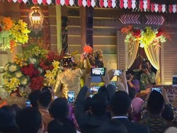 Hebohnya Momen Kahiyang-Bobby Lempar Bunga Saat Resepsi