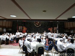 Anies Makan Bareng Ulama di Balkot, Presiden PKS hingga Lulung Hadir