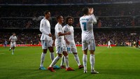 Ronaldo tertangkap kamera seakan melakukan gerakan membaca koran, seolah tak sabar melihat namanya tertulis di surat kabar. (Foto: Javier Barbancho/Reuters)