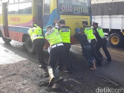 Aksi Polisi Ramai-ramai Dorong Bus Mogok di Pantura Pasuruan