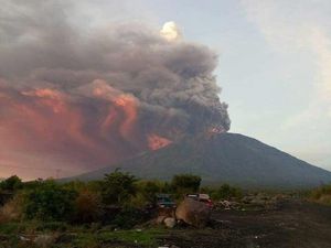 Bukan Lava Pijar, Warna Kuning Letusan Gunung Agung Efek Matahari
