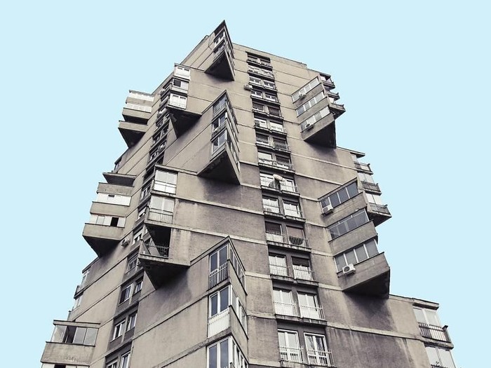Di ibu kota Serbia, Beograd ada rumah yang berupa  menyerupai UFO. Arsitektur bangunan ini disebut selaku  sosio modern, sosio realisme, brutalisme dan sebagainya.