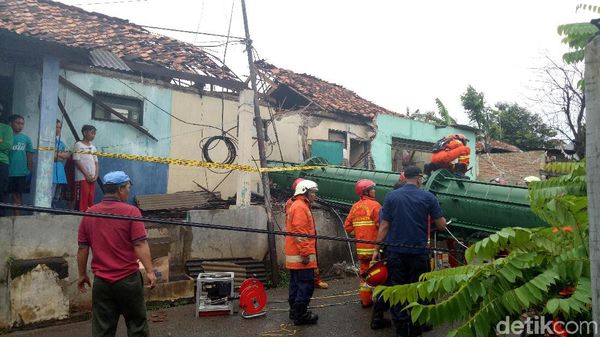Rusak Parah, Begini Kondisi Rumah yang Tertimpa Tower BTS di Cipayung