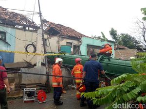 Rusak Parah, Begini Kondisi Rumah yang Tertimpa Tower BTS di Cipayung