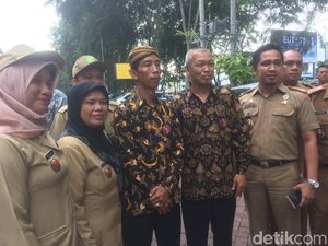 Jokowi KW Jadi Sasaran Selfie di Lokasi Resepsi Kahiyang-Bobby