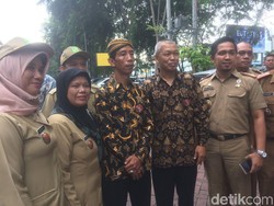 Jokowi KW Jadi Sasaran Selfie di Lokasi Resepsi Kahiyang-Bobby