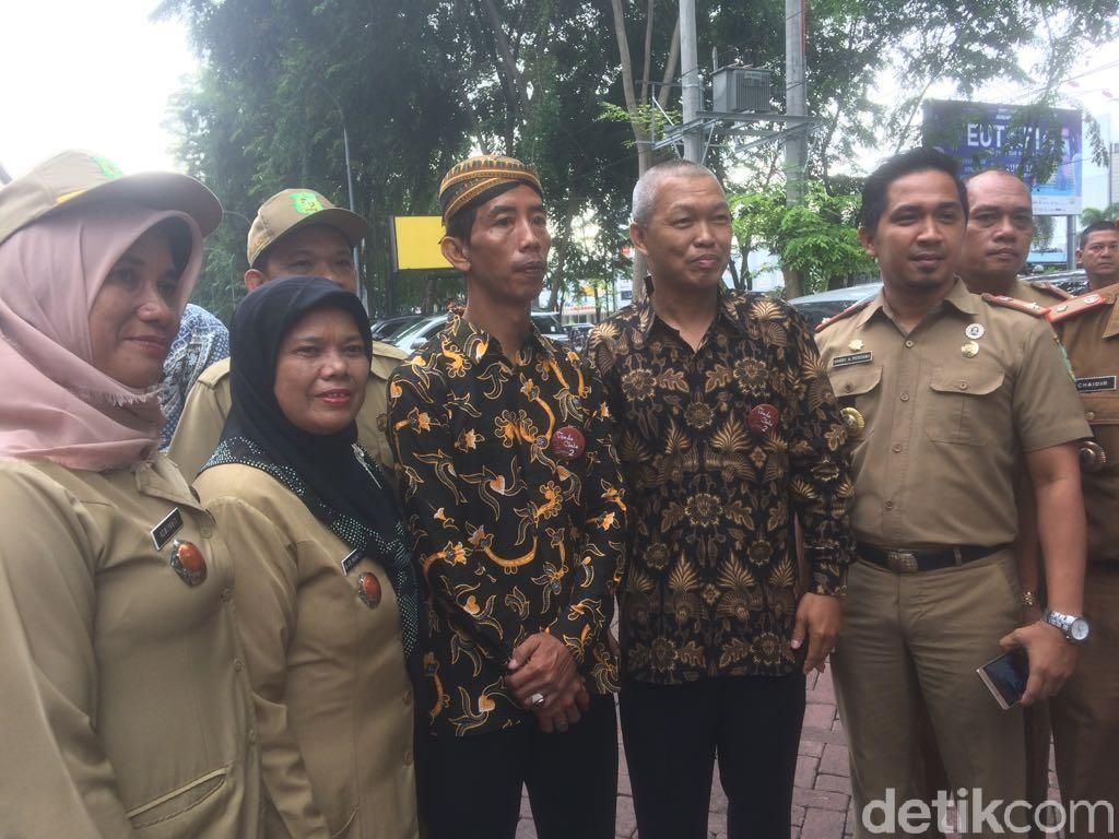 Jokowi KW Jadi Sasaran Selfie di Lokasi Resepsi Kahiyang-Bobby Jokowi KW Jadi Sasaran Selfie di Lokasi Resepsi Kahiyang-Bobby