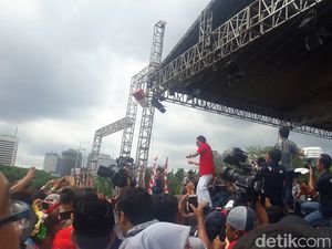 Di Kirab Kebangsaan, Sandi Berjoget hingga Lempar Gelang ke Warga