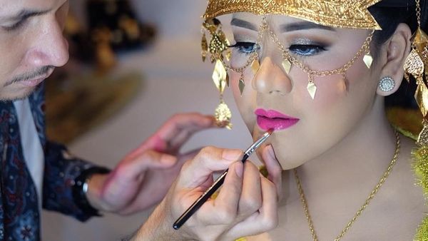 Foto: Momen Kahiyang Ayu Didandani Sebelum Kirab & Resepsi di Medan