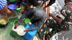 Prajurit Kostrad Selamatkan Korban Kapal Tenggelam di Perairan Maluku