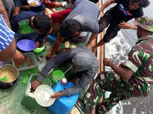 Prajurit Kostrad Selamatkan Korban Kapal Tenggelam di Perairan Maluku