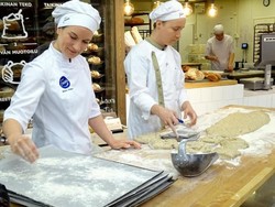 Wah, Bakery Ini Jual Roti Berbahan Tepung Jangkrik Pertama di Eropa!