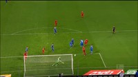 Gol hantu dari Kiessling di laga Bayer Leverkusen vs Hoffenheim tahun 2013 tercipta saat bola melenceng ke sisi kanan gawang. Bola masuk ke dalam dari luar lewat jaring gawang. Tidak ada yang menyadari gol itu di lapangan. Foto: Screenshots Youtube