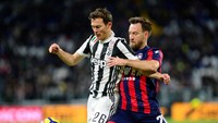 Stephan Lichtsteiner dipasang sebagai bek kanan pada pertandingan ini. Dia memang kerap dirotasi sepanjang musim ini (Massimo Pinca/Reuters)