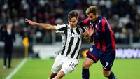 Paulo Dybala kesulitan menembus pertahanan Crotone sejak babak pertama (Massimo Pinca/Reuters)