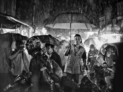 Sini Neng Abang Payungin..