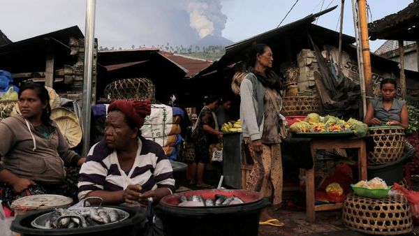 Gunung Agung Meletus Warga Tetap Berdagang dan Berkebun