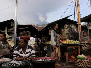 Gunung Agung Meletus Warga Tetap Berdagang dan Berkebun