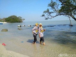 5 Keunikan Pantai Kutang Tuban di Lamongan