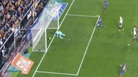 Dari kamera yang lebih jauh juga terlihat bola melewati garis gawang (ist.)