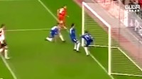 Pada pertandingan Liverpool vs Chelsea musim 2004/2005, Garcia memenangkan The Reds lewat gol tunggalnya. Tapi itu menjadi perdebatan sebab gol disebut belum melewati garis gawang sebelum disapu William Gallas. Foto: Screenshots Youtube
