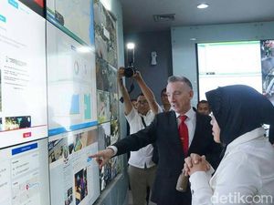 Risma akan Kirim 10 Anak Sekolah Sepakbola ke Liverpool