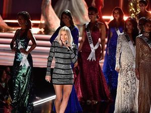 Mariah Carey Tenangkan Fergie Pasca Improvisasi Lagu Kebangsaan Mariah Carey Tenangkan Fergie Pasca Improvisasi Lagu Kebangsaan