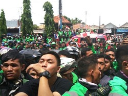 Ratusan Ojek Online Geruduk Kampus Cari Mahasiswa yang Hina di Medsos