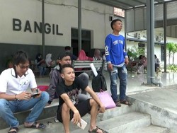 Banjir Rendam Rel Porong, Penumpang di Stasiun Bangil Terlantar