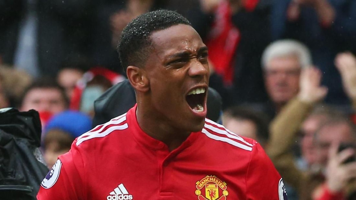 Anthony Martial disebut tidak akan dijual Manchester United di musim panas. (Foto: Alex Livesey/Getty Images)