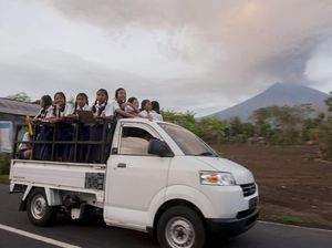 Naik Mobil di Tengah Debu Vulkanik, Pastikan Air Wiper Cukup Naik Mobil di Tengah Debu Vulkanik, Pastikan Air Wiper Cukup