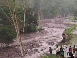 Foto: Penampakan Lahar Dingin yang Keluar dari Gunung Agung Foto: Penampakan Lahar Dingin yang Keluar dari Gunung Agung