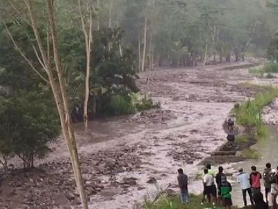 Foto: Penampakan Lahar Dingin yang Keluar dari Gunung Agung