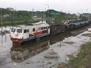 Tinggikan Rel Terendam Banjir di Porong, Batu Kricak Ditambahkan