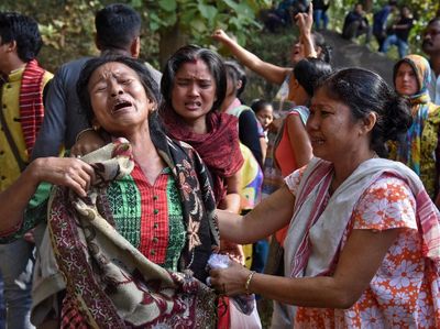 Jerit Tangis Warga India Saat Gubuknya Dihancurkan Polisi dan Gajah