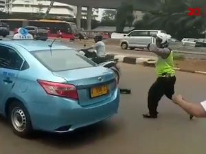 Video Taksi Blue Bird Tabrak Motor Polisi