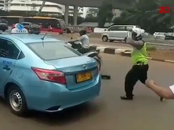Video Taksi Blue Bird Tabrak Motor Polisi