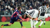 Mario Mandzukic menunjukkan ekspresi kekecewaan setelah membuang peluang emas di mulut gawang (Massimo Pinca/Reuters)