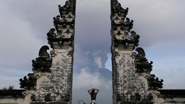 Menyaksikan Letusan Gunung Agung dari Candi Lempuyang