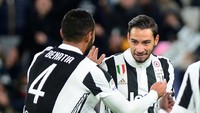 Mattia De Sciglio menggandakan keunggulan Juve di menit ke-60 lewat tembakan keras dari luar kotak penalti  (Massimo Pinca/Reuters)
