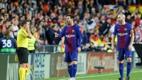 Lionel Messi memprotes hakim garis yang dinilainya tak jeli melihat bola melewati garis gawang. (REUTERS/Heino Kalis)