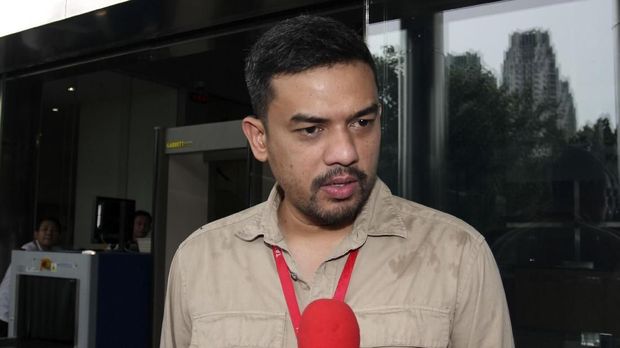 PEMERIKSAAN MAMAN ABDURRAHMAN Wakil Sekretaris Jenderal (Wasekjen) DPP Partai Golkar Maman Abdurrahman menjawab pertanyaan wartawan saat tiba di Gedung KPK, Jakarta, Senin (27/11). Maman Abdurrahman diperiksa KPK sebagai saksi dalam kasus dugaan korupsi penyelidikan megaproyek KTP elektronik untuk tersangka Ketua DPR Setya Novanto. ANTARA FOTO/Reno Esnir/foc/17.