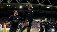 Raheem Sterling (gelandang serang), Manchester City. Sterling berperan dalam kedua gol City saat menang 2-1 atas Huddersfield; dijatuhkan lawan yang berujung pada gol penalti Sergio Aguero dan mencetak gol penentu kemenangan. (Foto: Carl Recine/Reuters)